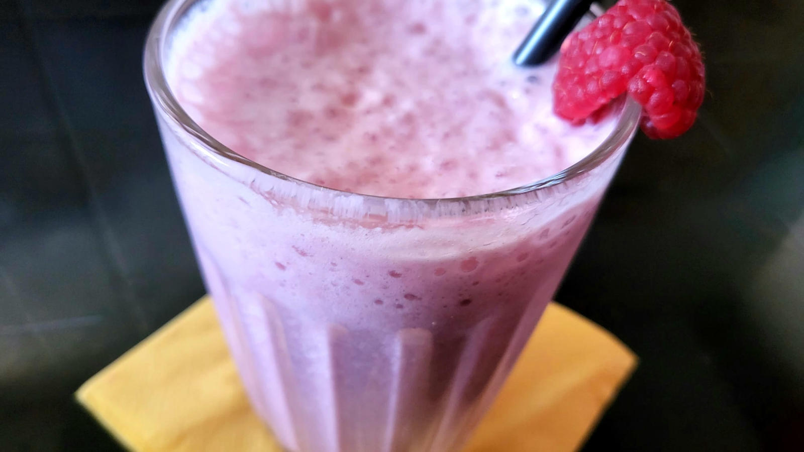 Smoothie proteico al cocco e lamponi