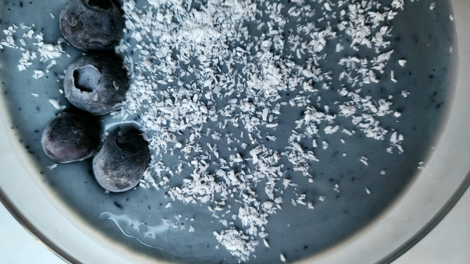 Frullato proteico al cocco e mirtilli