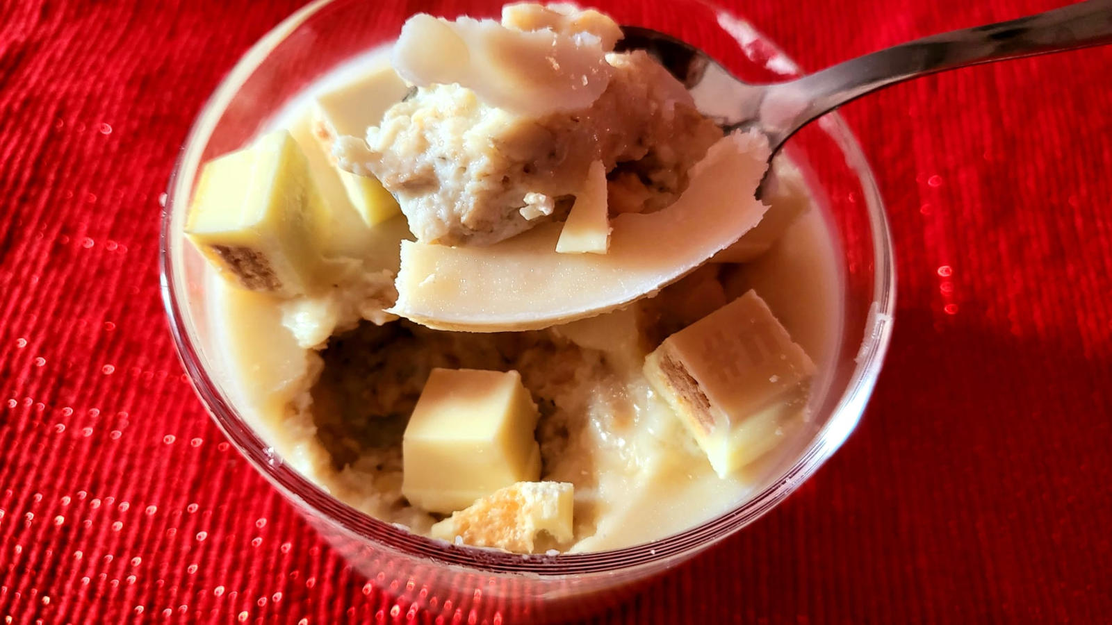 Overnight oats proteico al cioccolato bianco