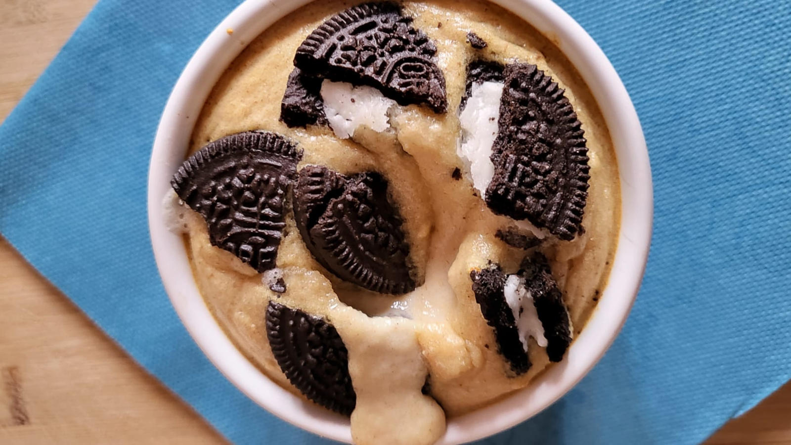 Baked oats proteica all'Oreo e vaniglia dal cuore morbido