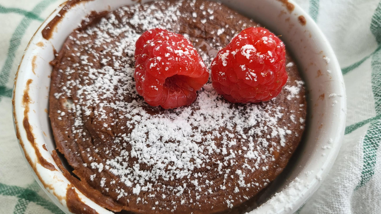 Mug cake proteica al cioccolato con avena