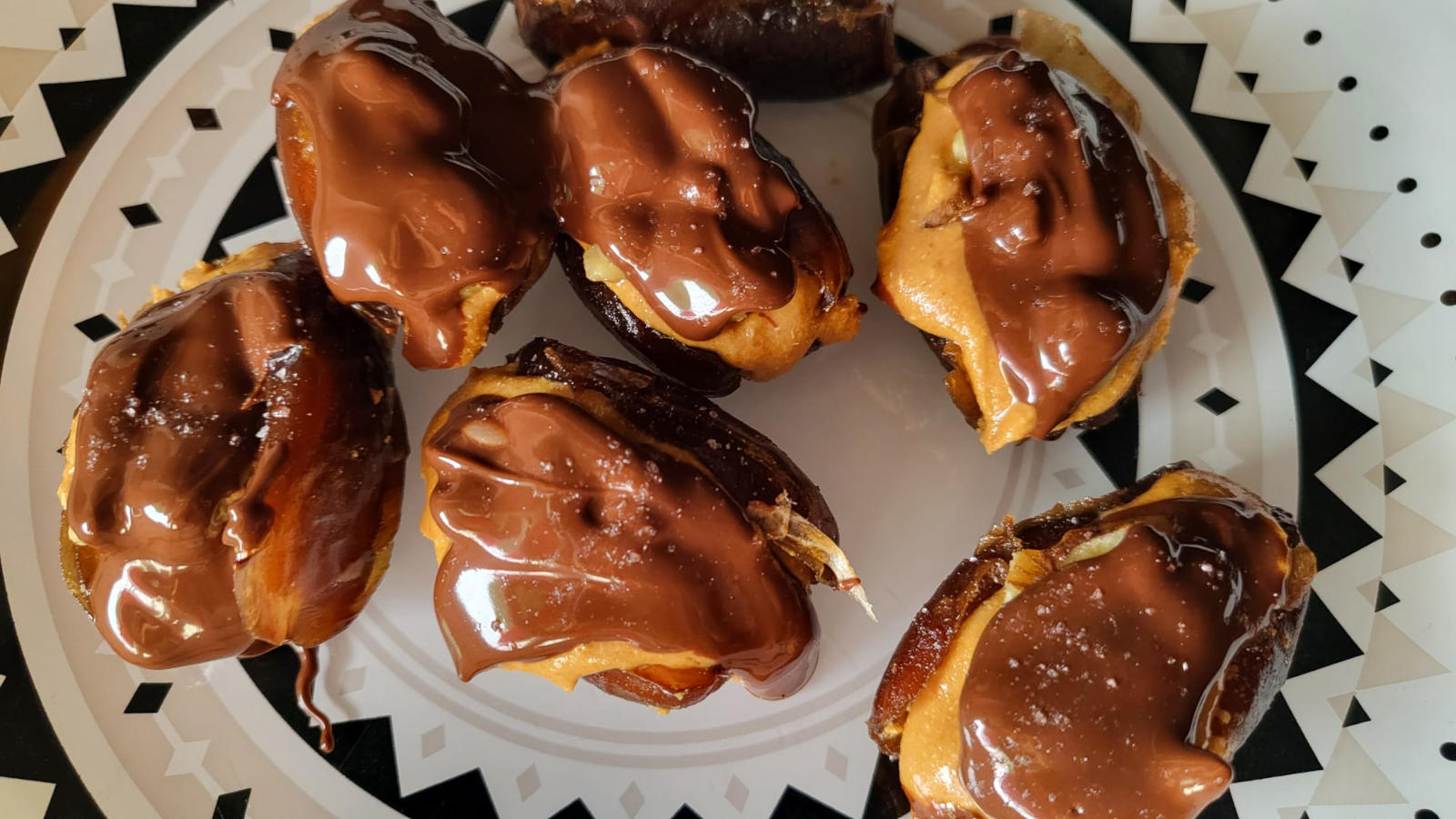 Datteri farciti con noci, burro di arachidi e cioccolato fondente