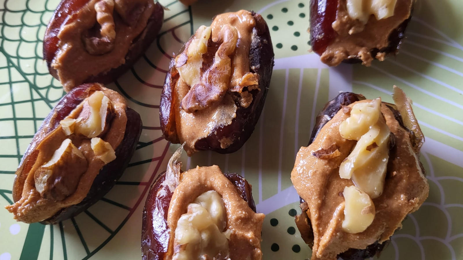 Datteri farciti con noci, burro di arachidi e cioccolato fondente