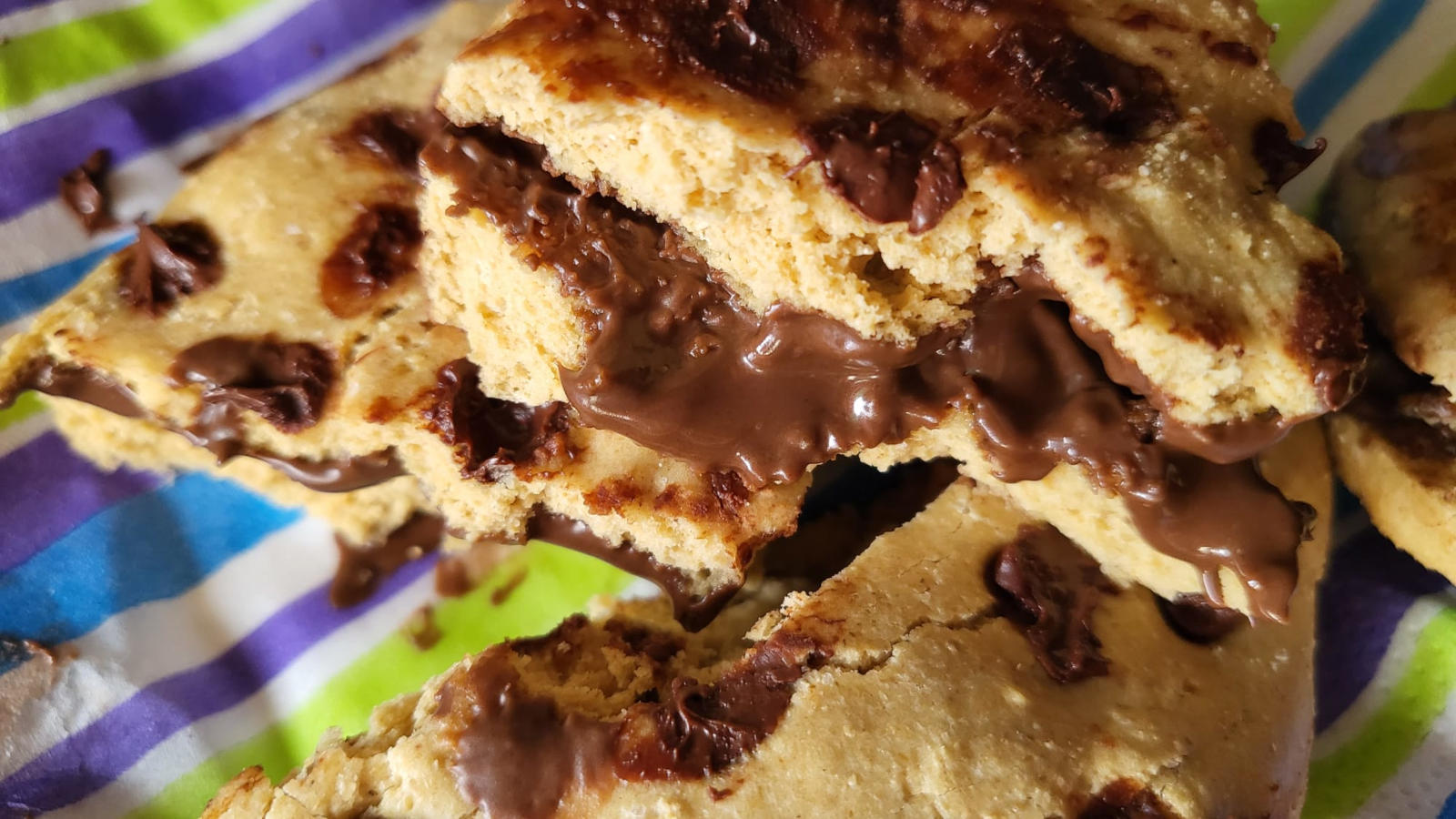 Biscotto proteico ripieno di crema alla nocciola