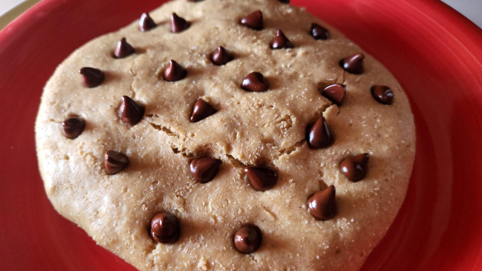 Biscotto proteico ripieno di crema alla nocciola