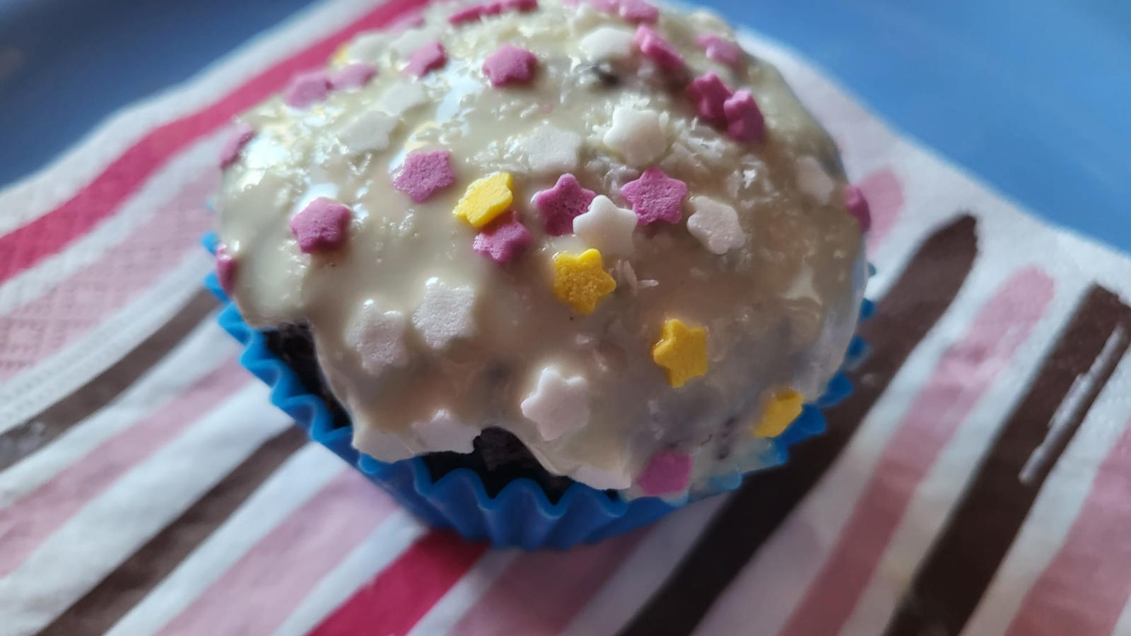 Muffin proteici alle mandorle con cioccolato fondente e amarene