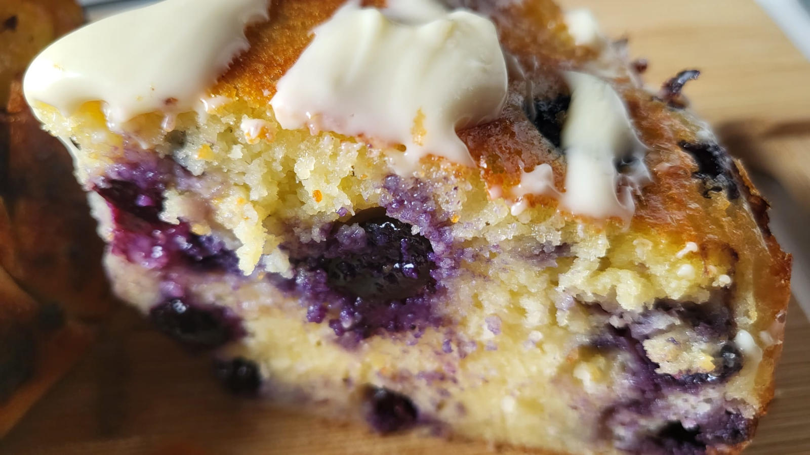 Torta proteica al limone e mirtilli