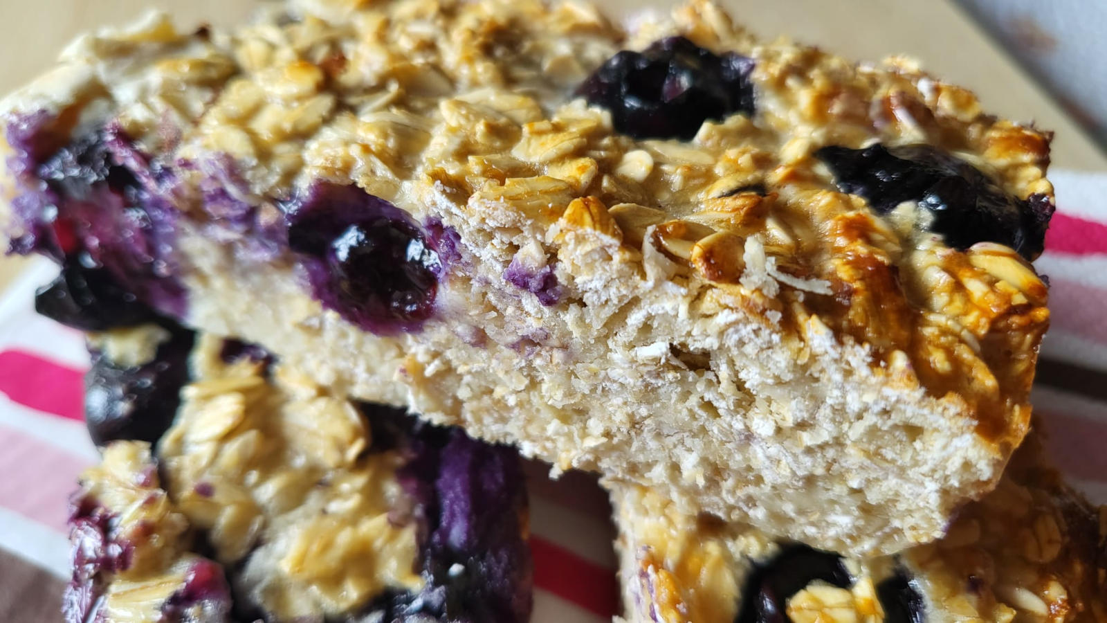 Barrette proteiche di avena ai mirtilli con burro di mandorle