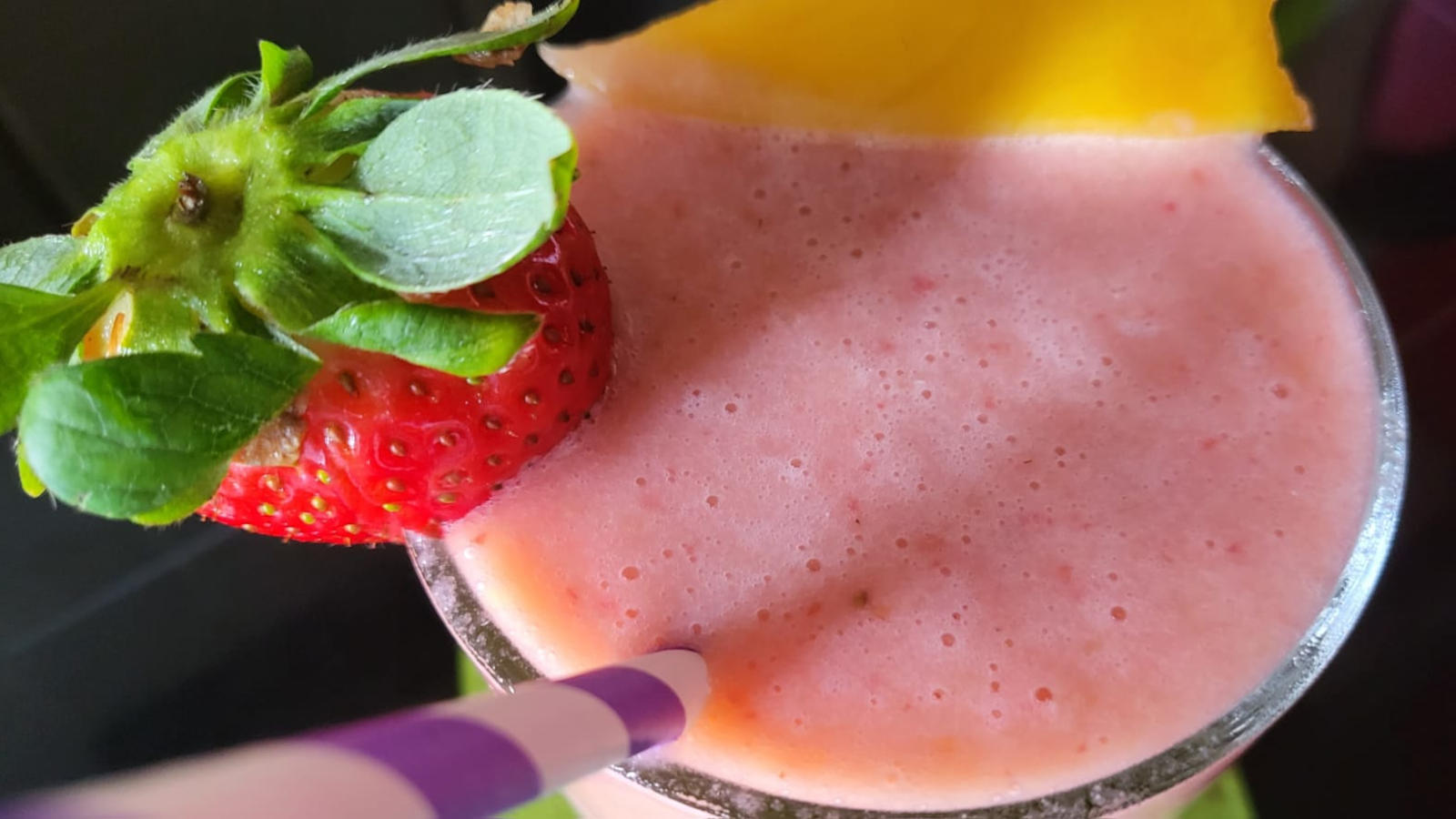 Smoothie proteico alla fragola e mango