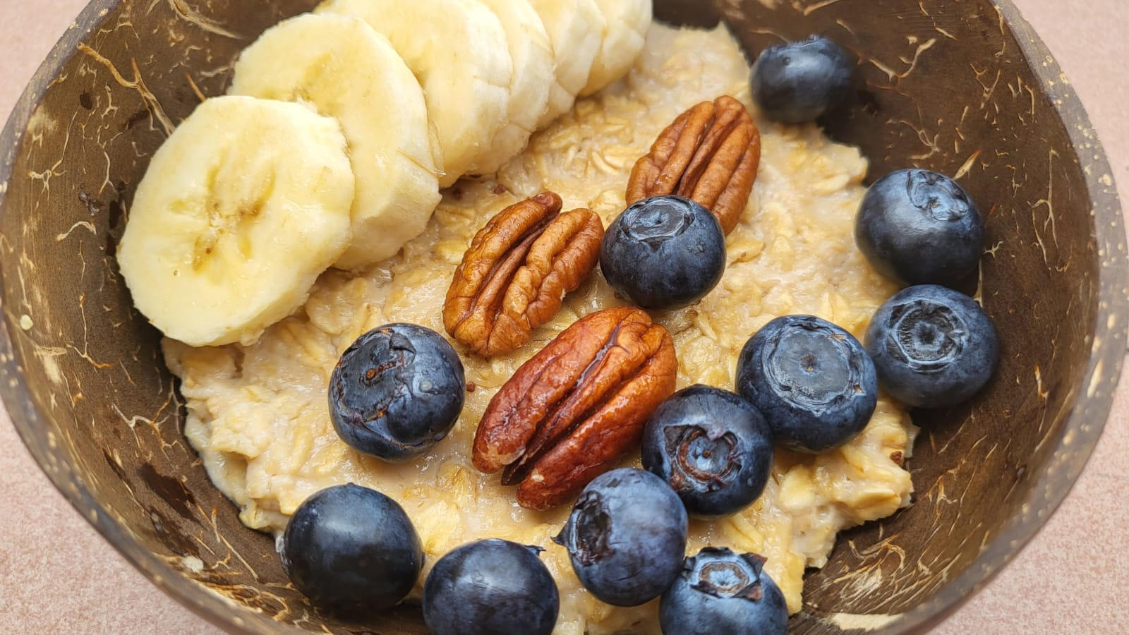 Porridge proteico con banane, noci pecan e mirtilli