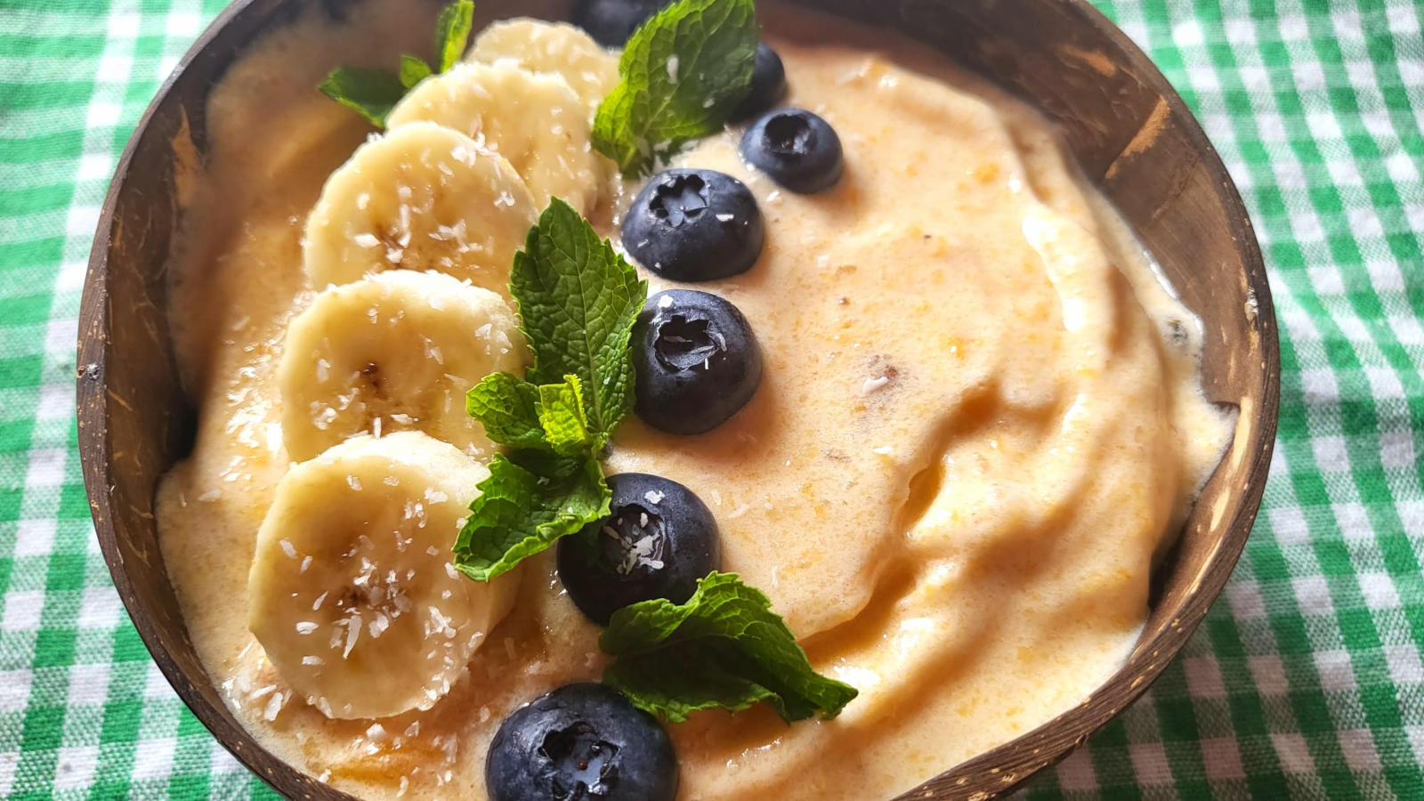 Smoothie bowl proteica alle pesche con banane e mirtilli