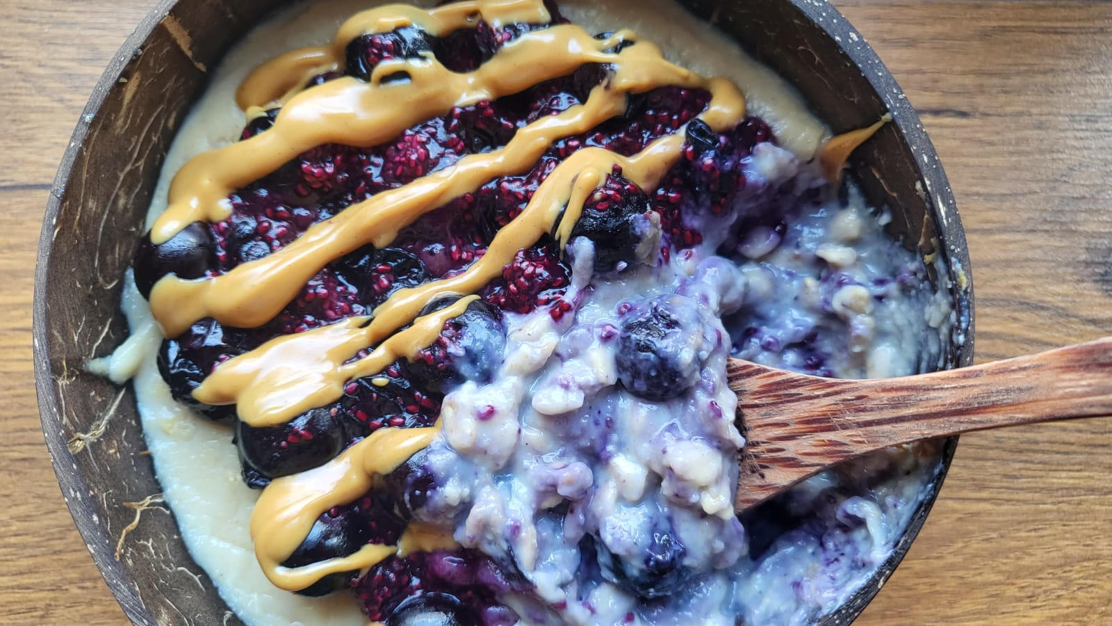 Porridge proteico con mirtilli e burro d'arachidi