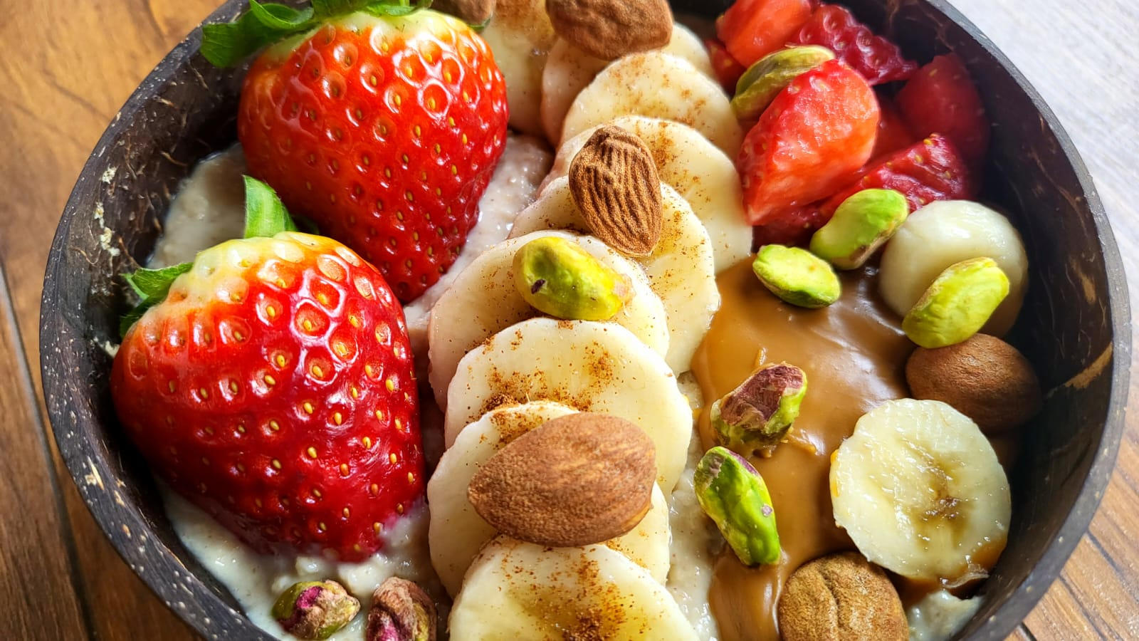 Porridge proteico con fragole, frutta secca e cannella