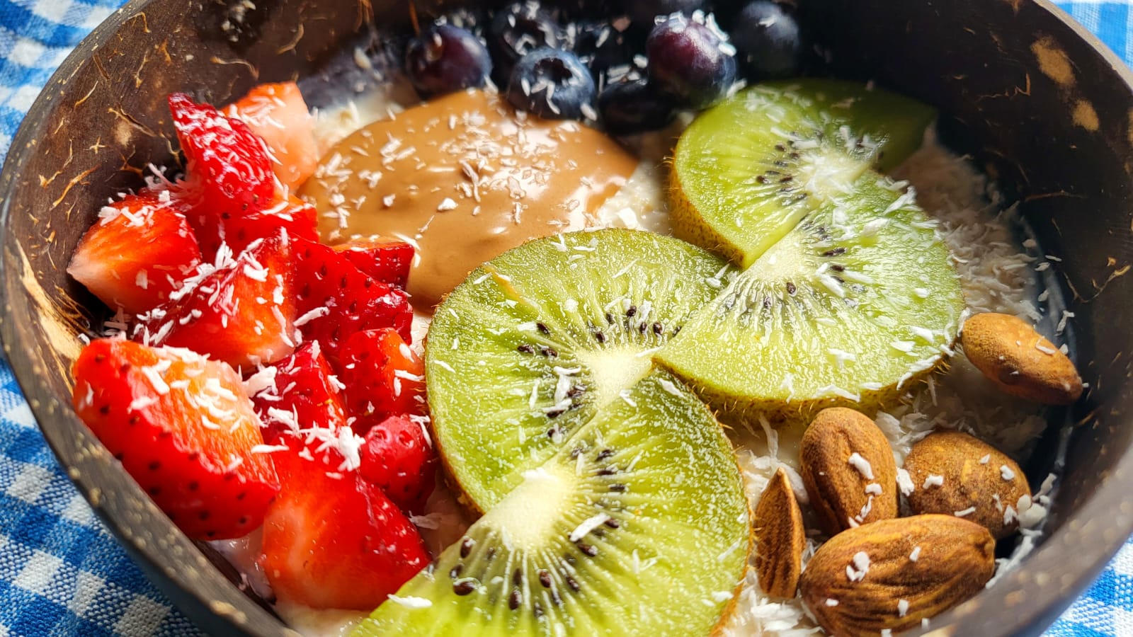 Overnight oats con frutta e crema proteica al caramello salato