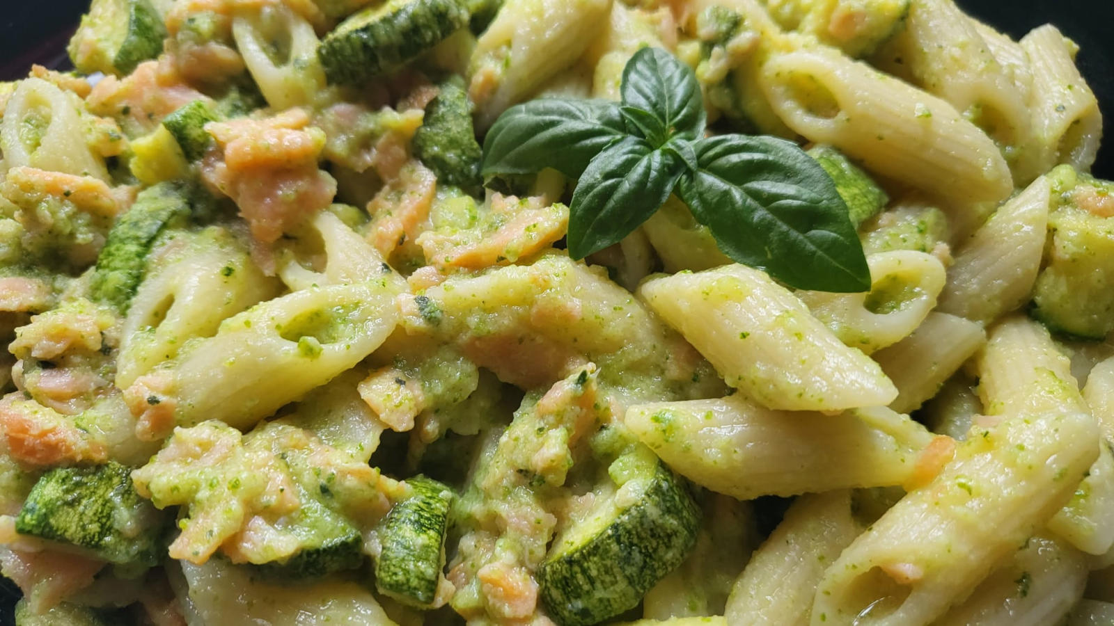 Pasta con zucchine e salmone