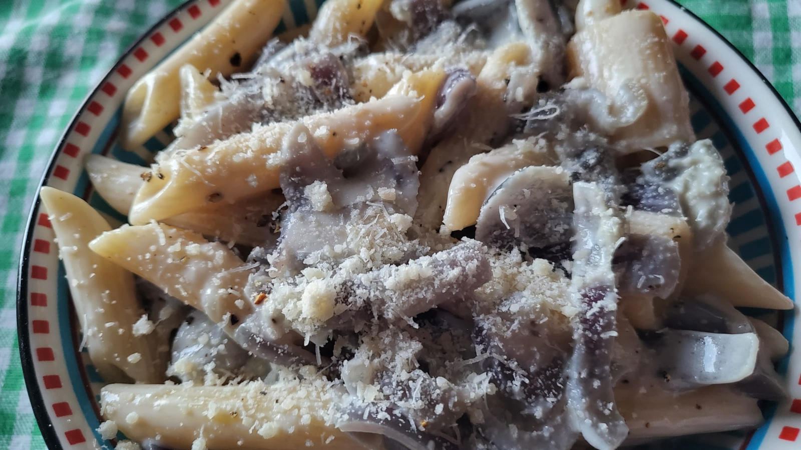 Pasta gorgonzola e cipolla rossa