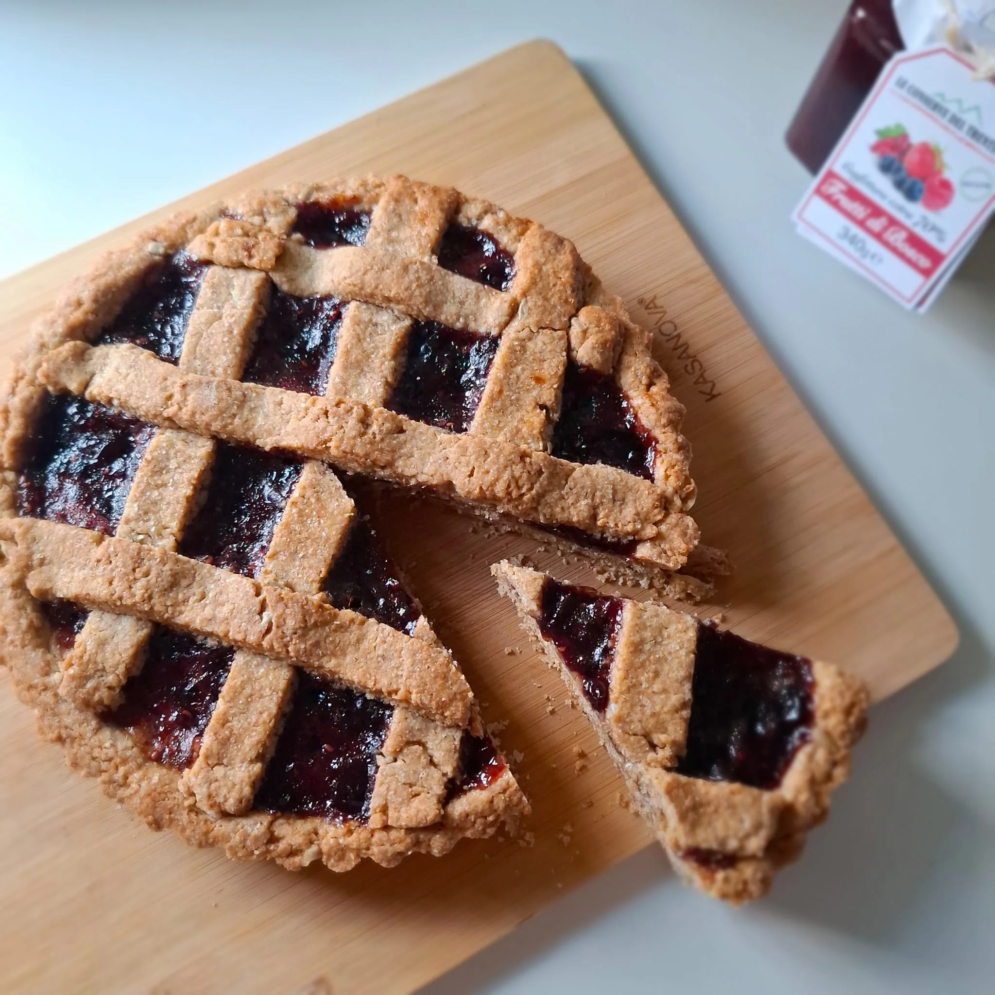Crostata integrale con confettura ai frutti di bosco