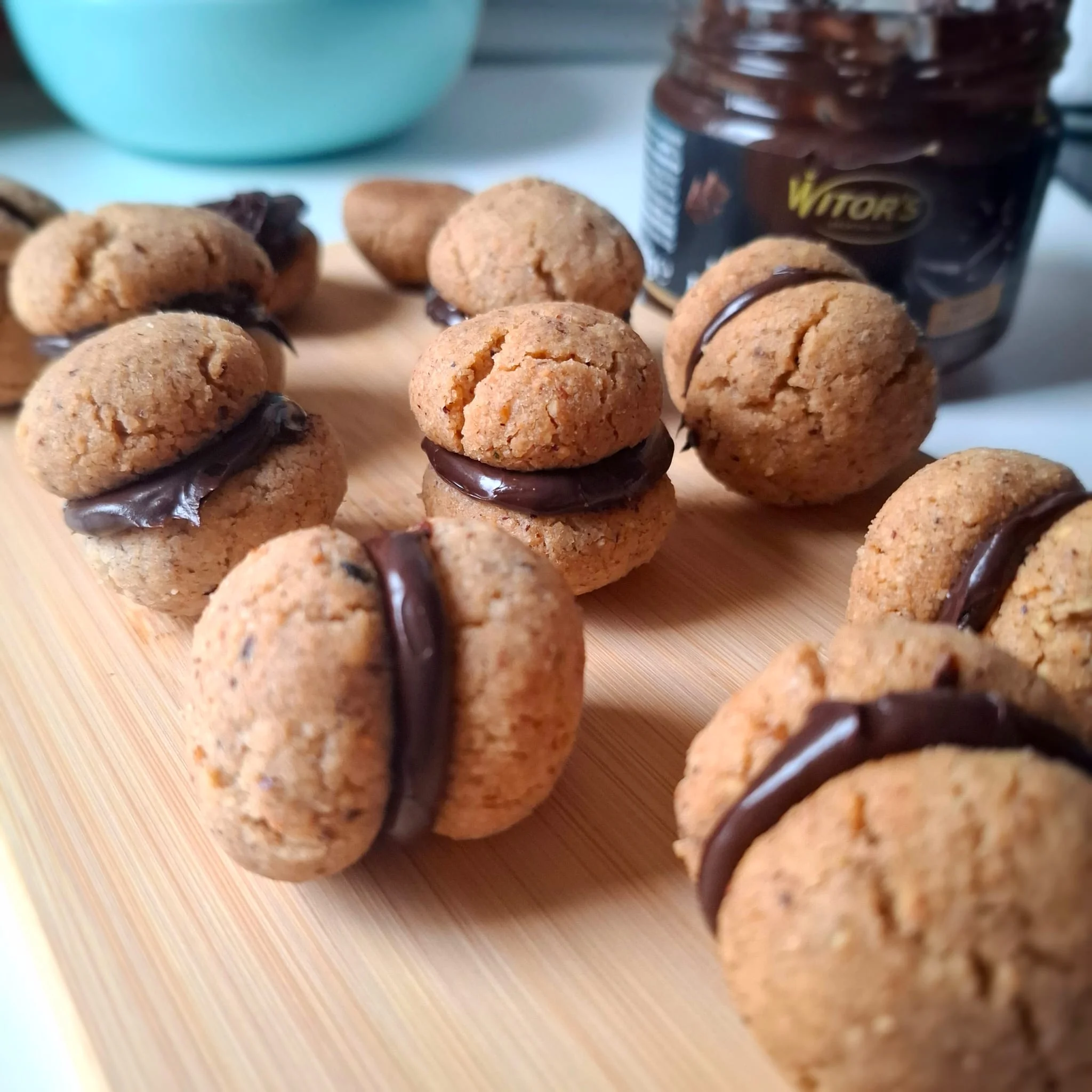 Baci di Dama con crema al cioccolato fondente