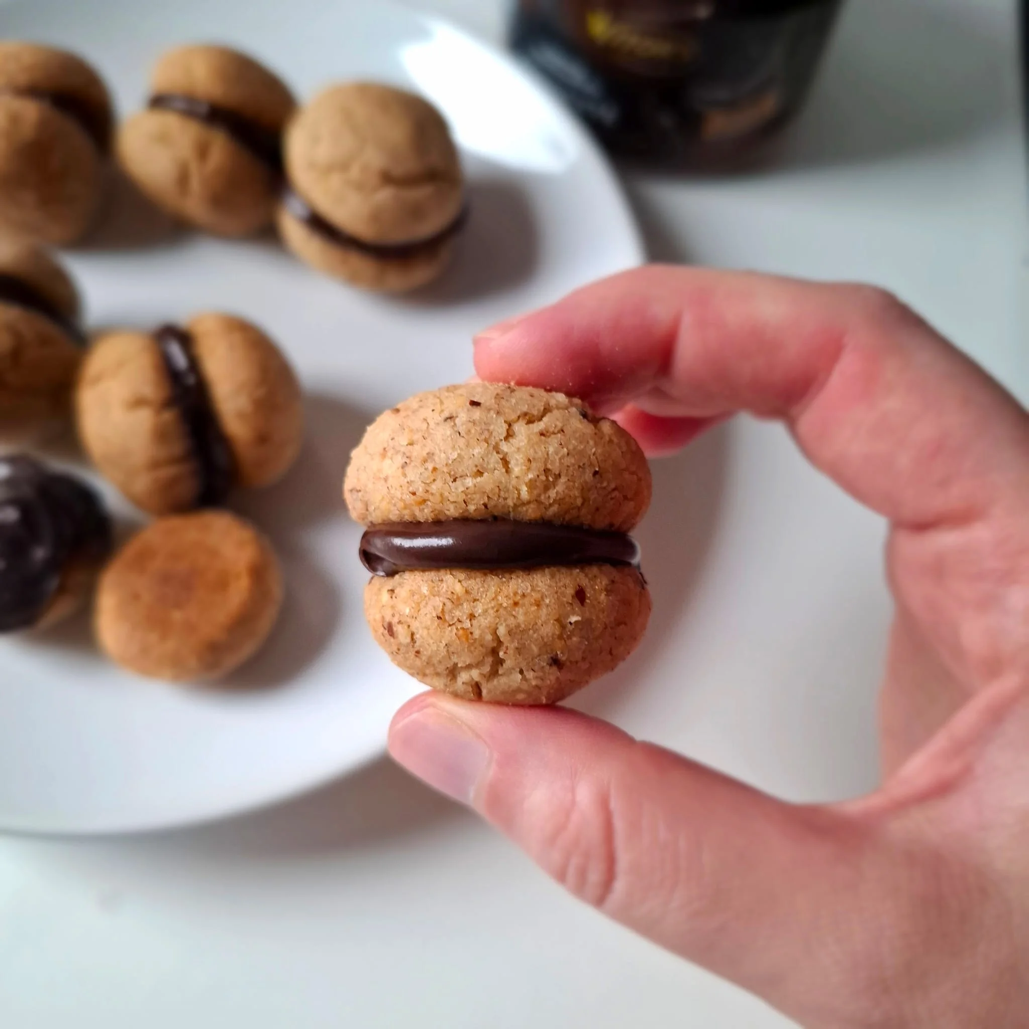 Baci di Dama con crema al cioccolato fondente