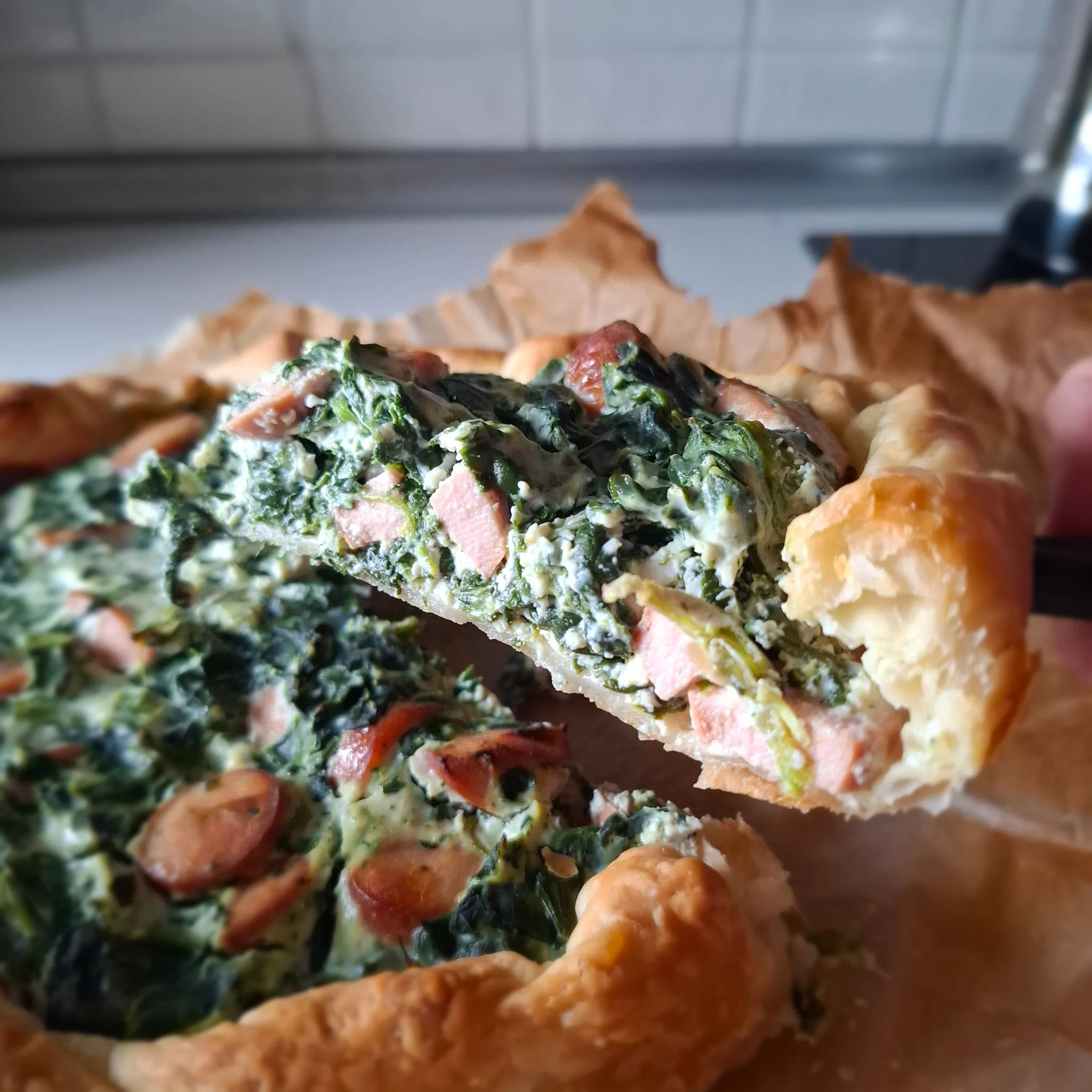 Torta salata spinaci e wurstel
