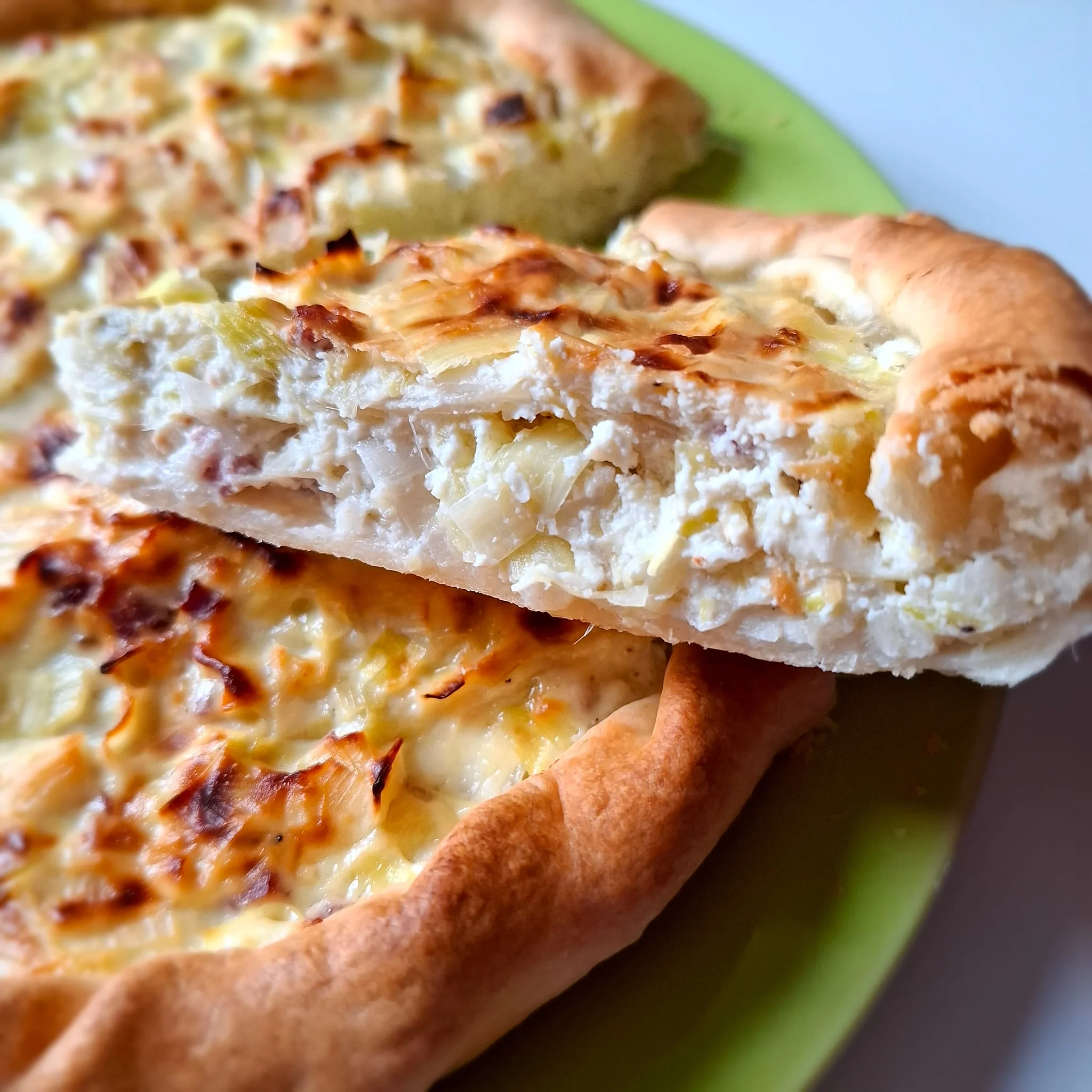 Torta salata porri e speck