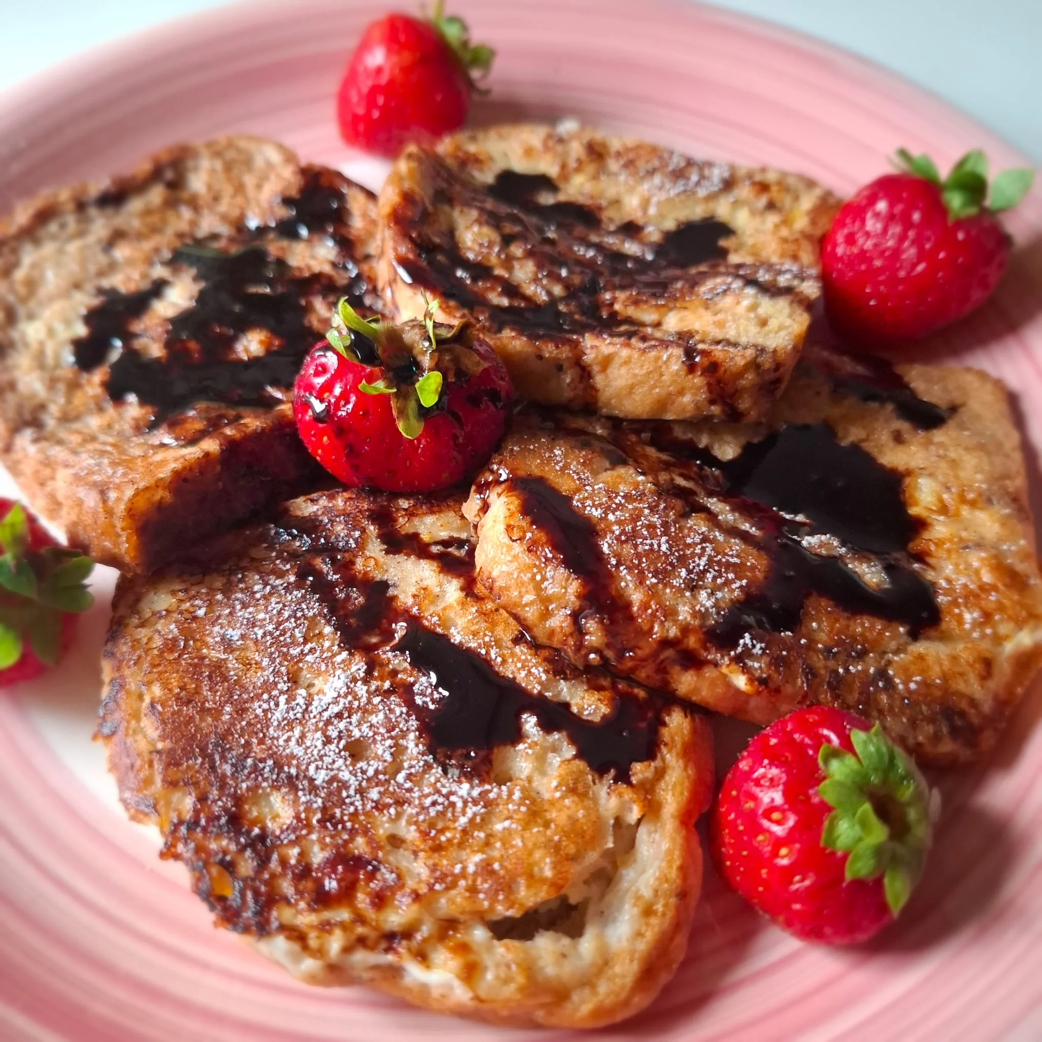 French toast alle fragole e cioccolato
