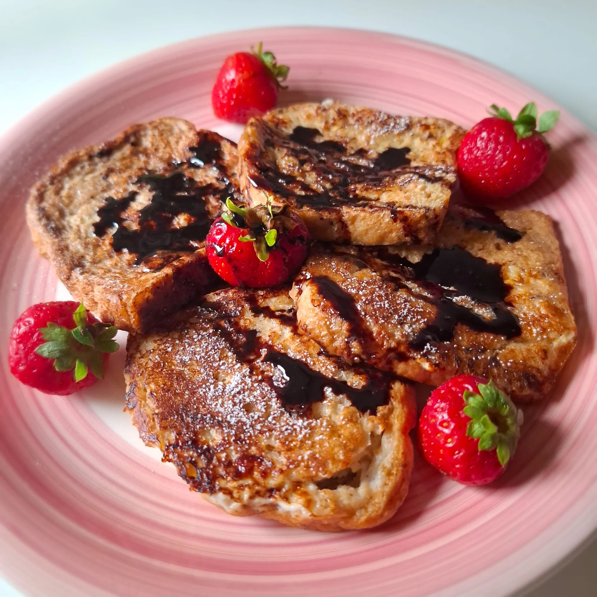 French toast alle fragole e cioccolato