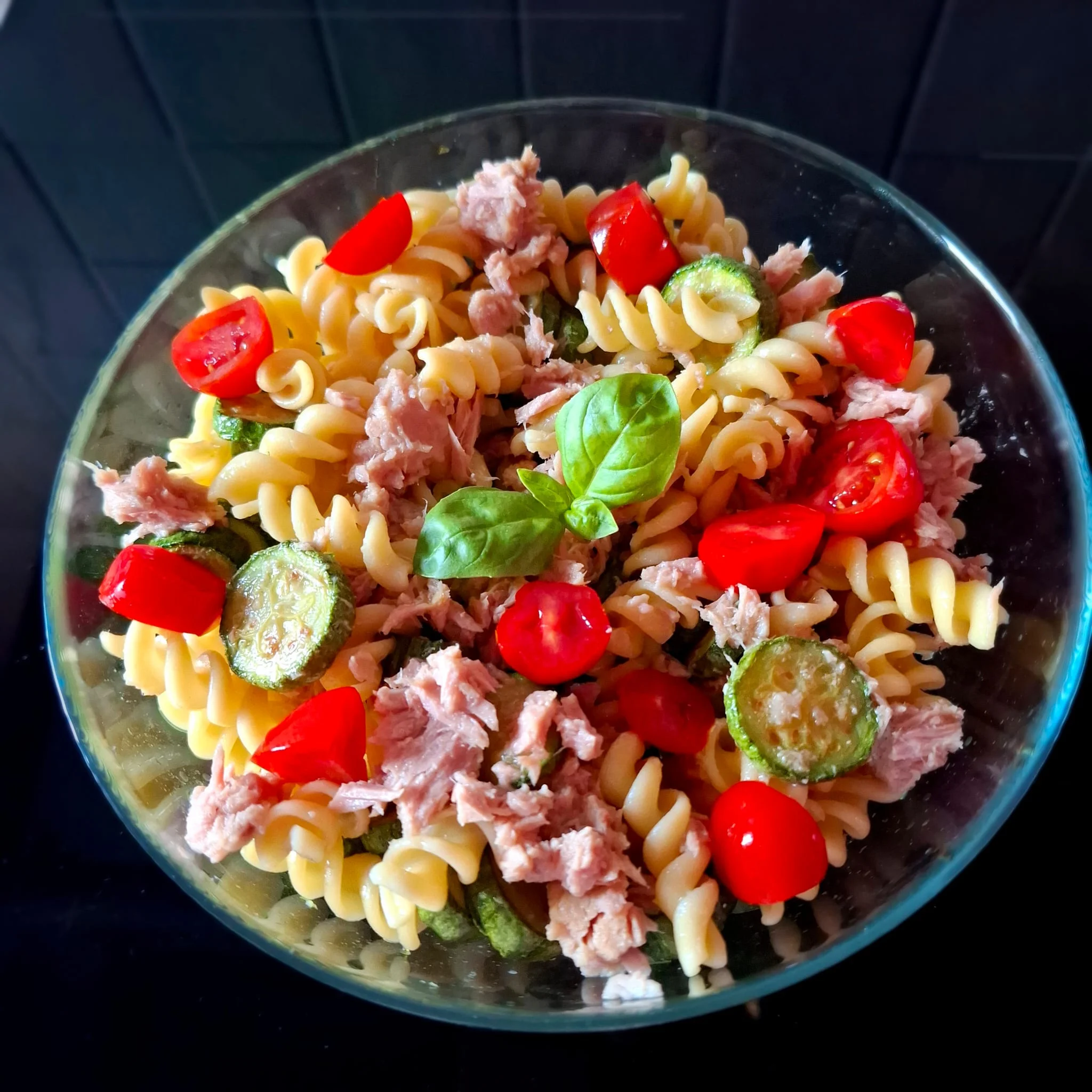 Pasta fredda con tonno, zucchine e pomodorini