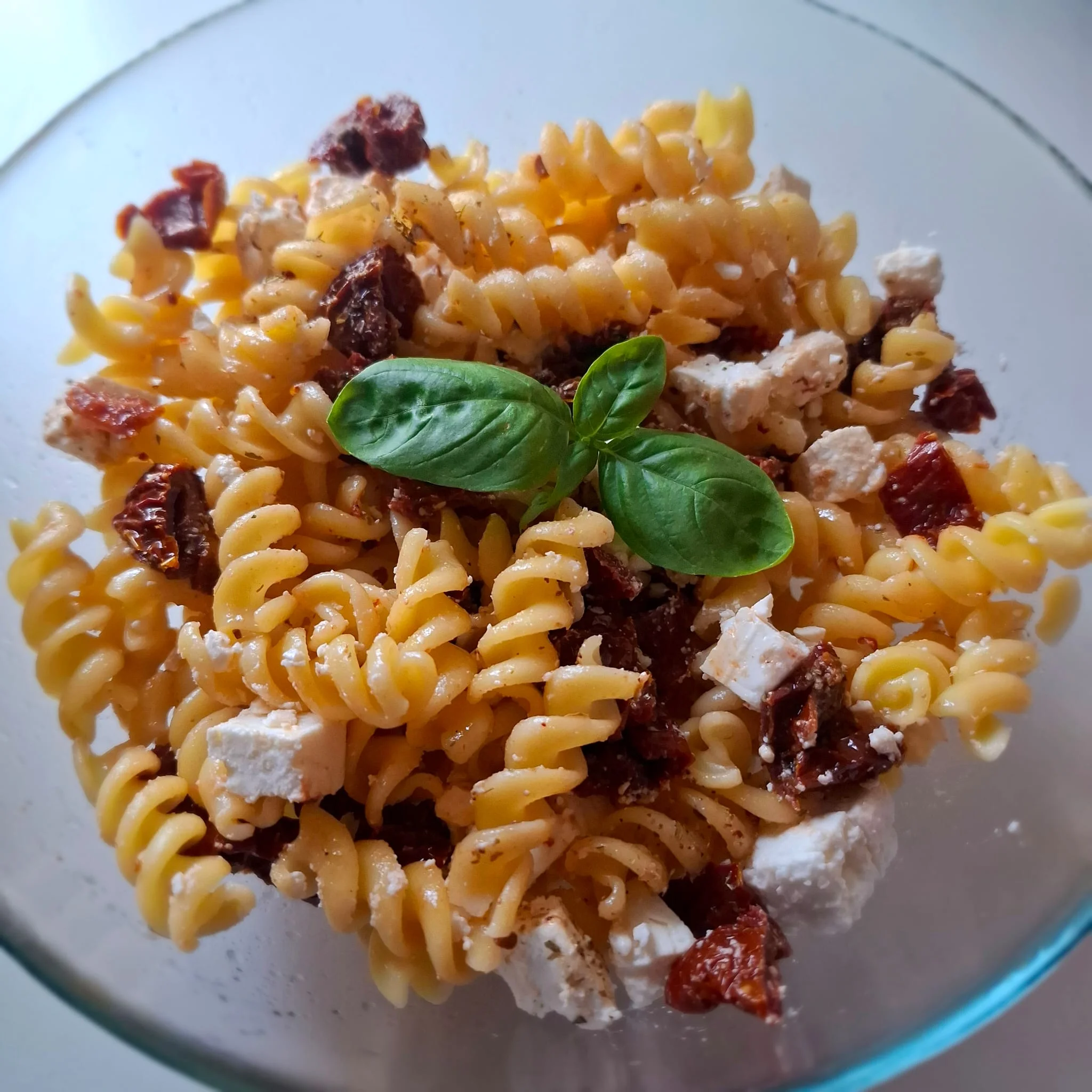 Pasta fredda con feta e pomodori secchi