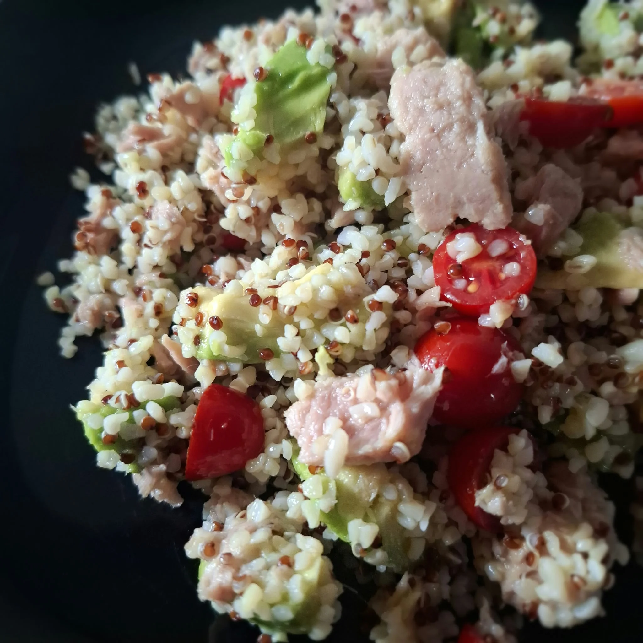 Insalata di bulgur e quinoa con tonno, avocado e pomodorini