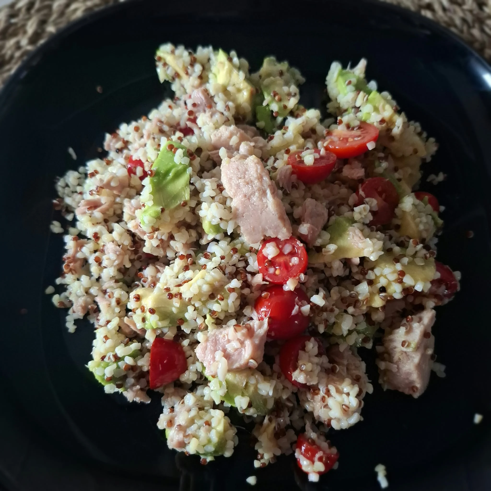 Insalata di bulgur e quinoa con tonno, avocado e pomodorini