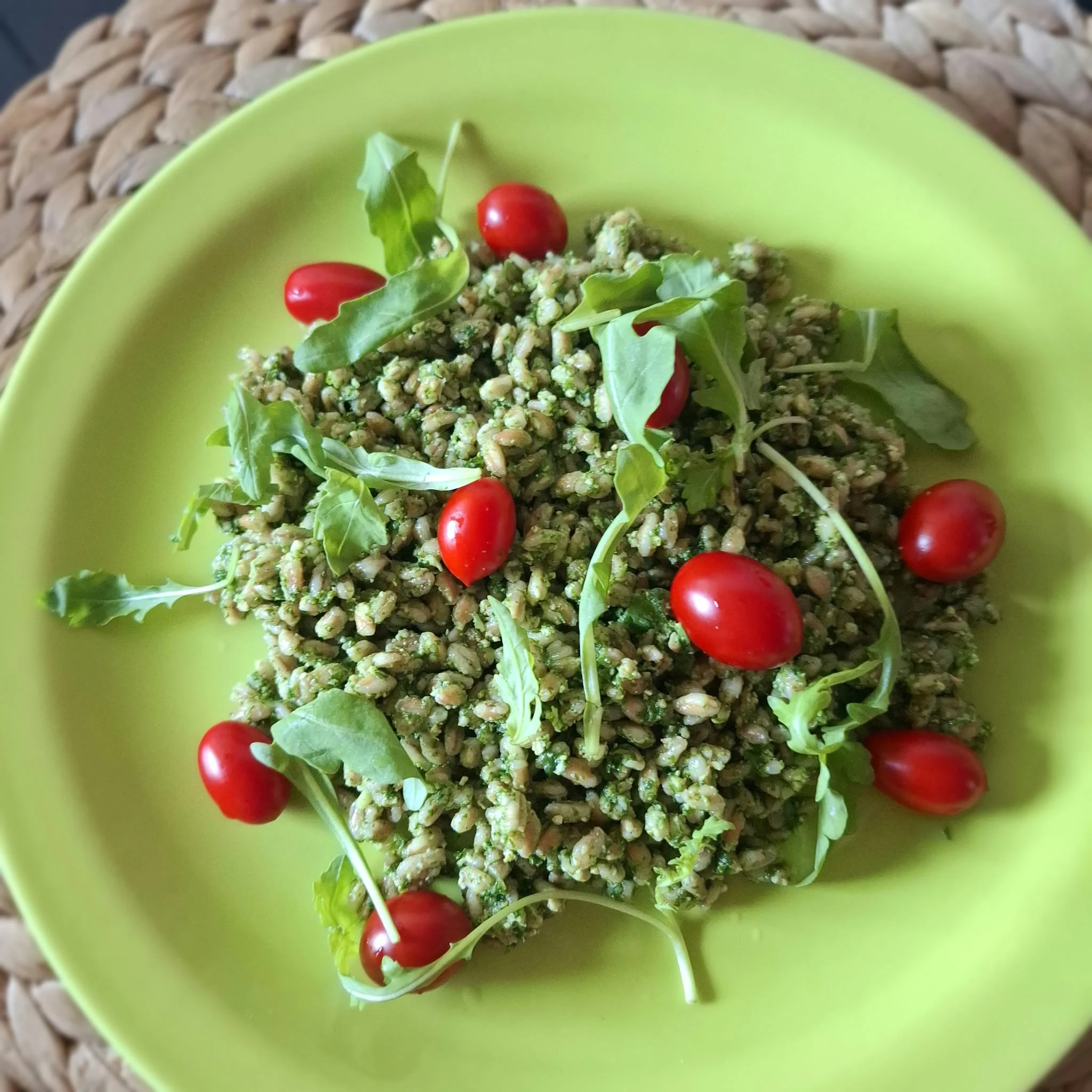 Insalata di farro con pesto di rucola e pomodorini