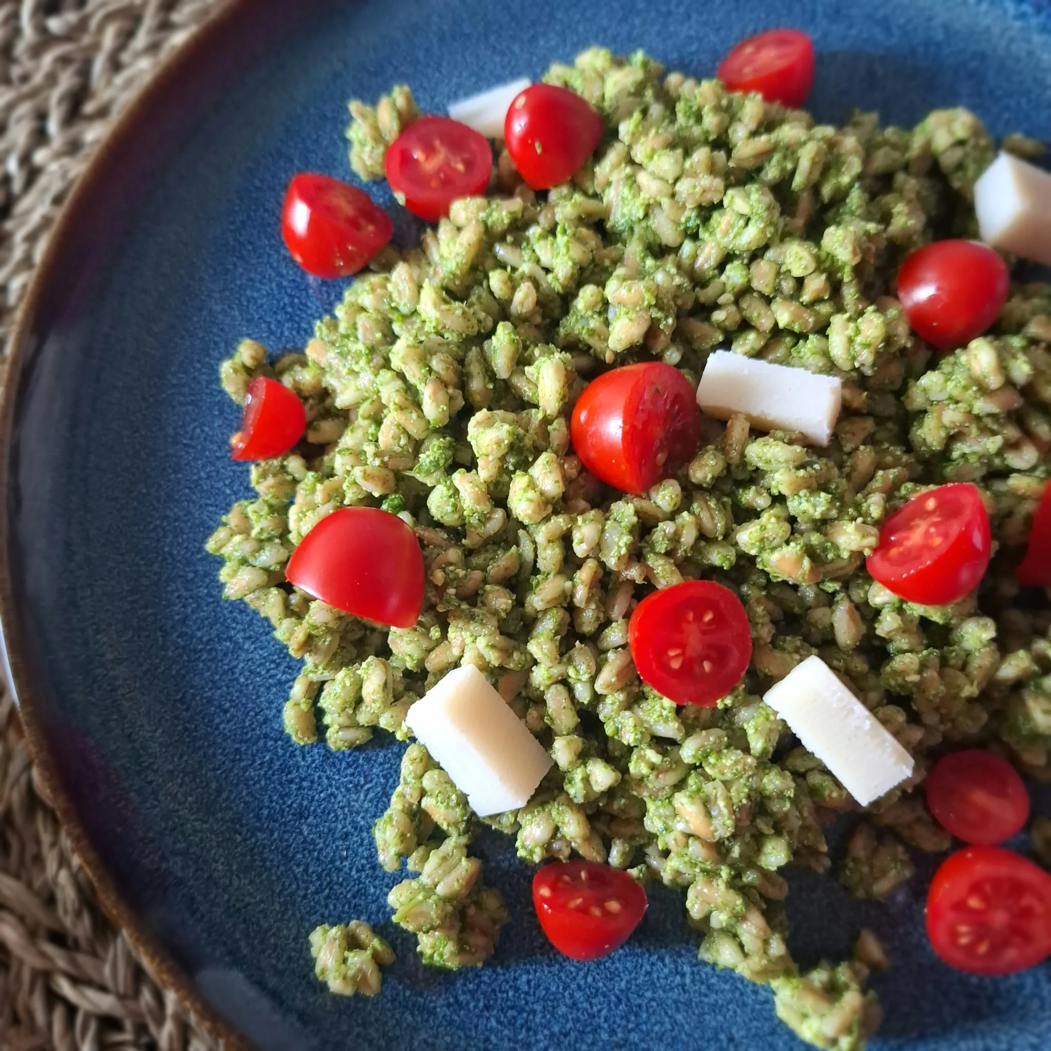 Insalata di farro con pesto di rucola, pomodorini e formaggio
