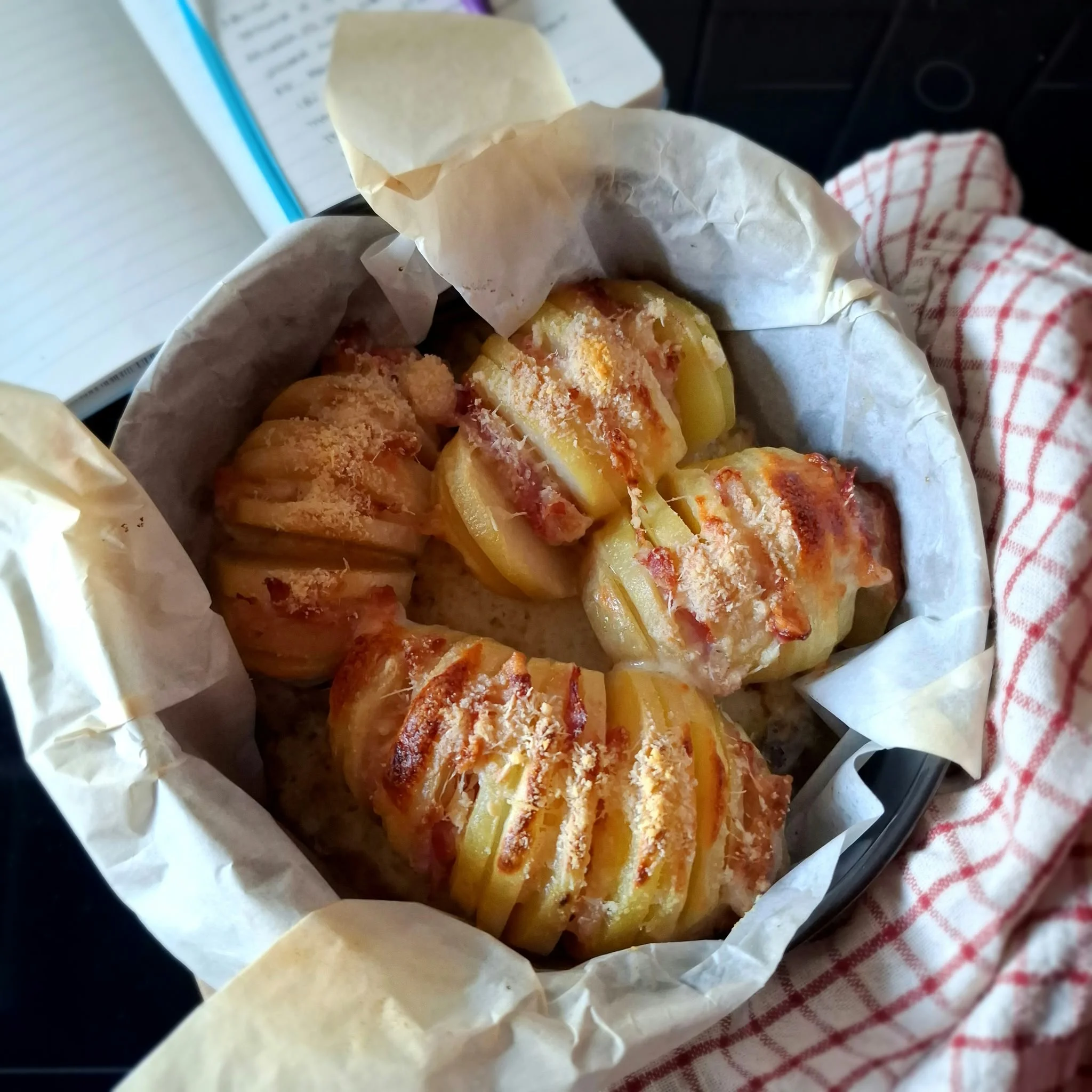 Patate a fisarmonica con pancetta e formaggio