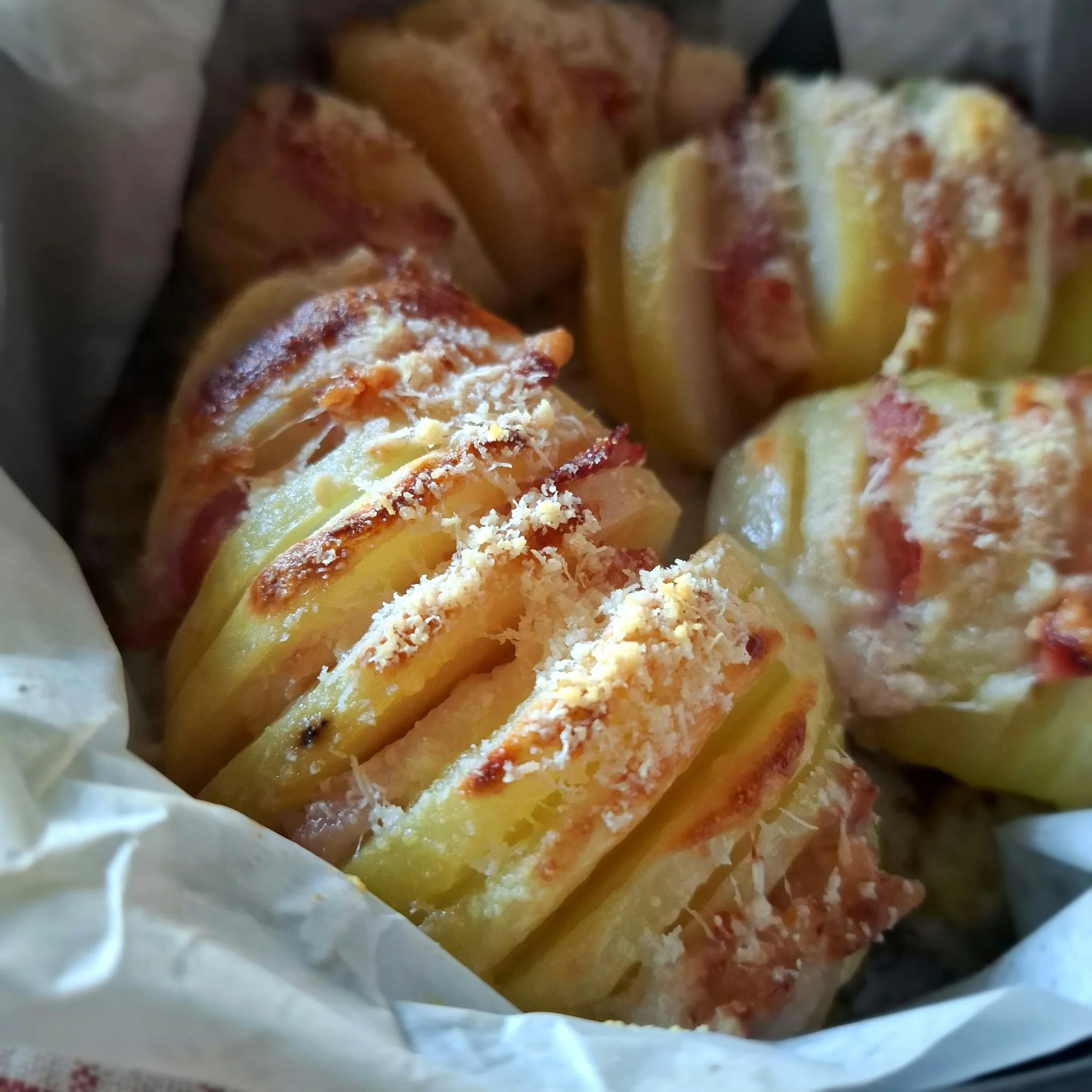 Patate a fisarmonica con pancetta e formaggio