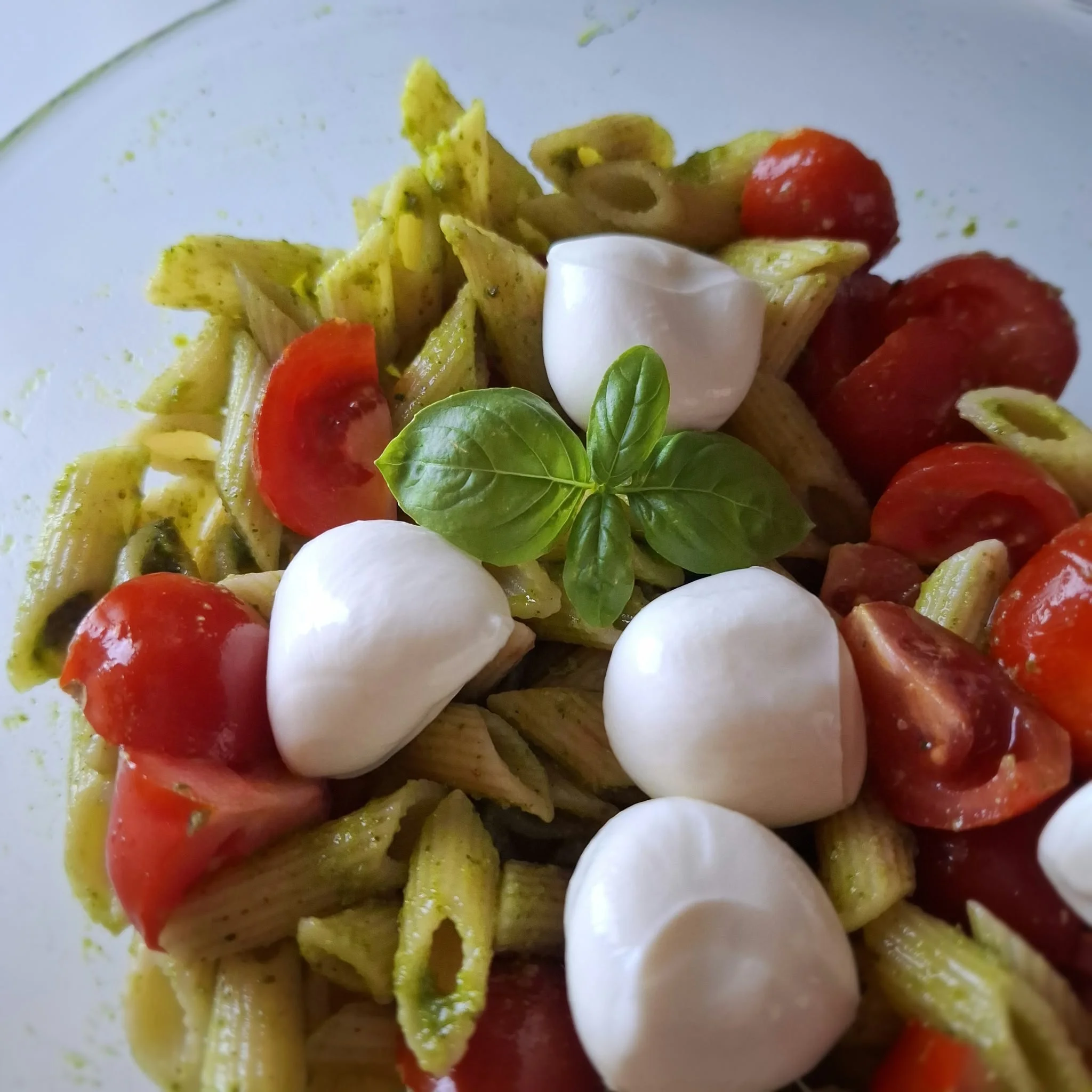 Insalata di pasta fredda con pesto e pomodorini
