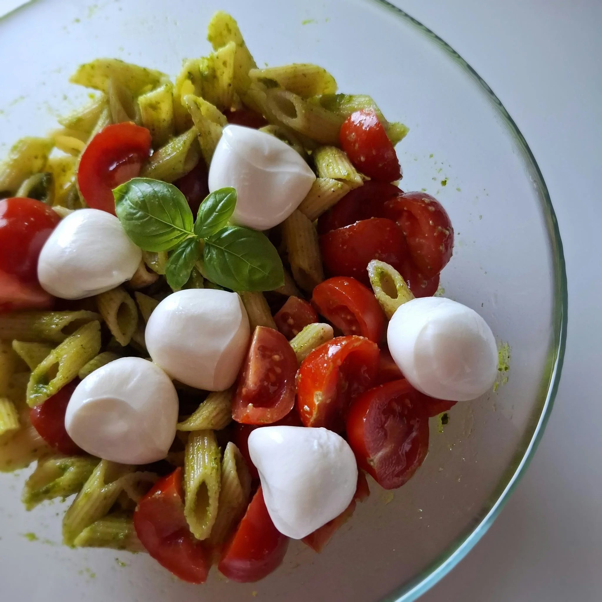 Insalata di pasta fredda con pesto e pomodorini