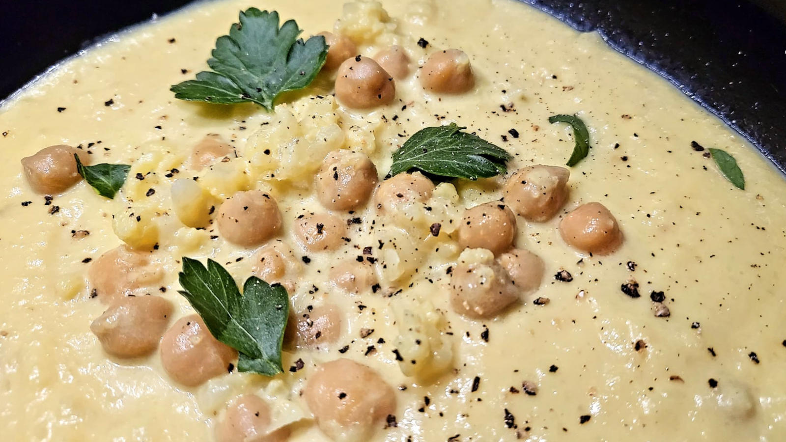 Zuppa di cavolfiore e ceci con curcuma