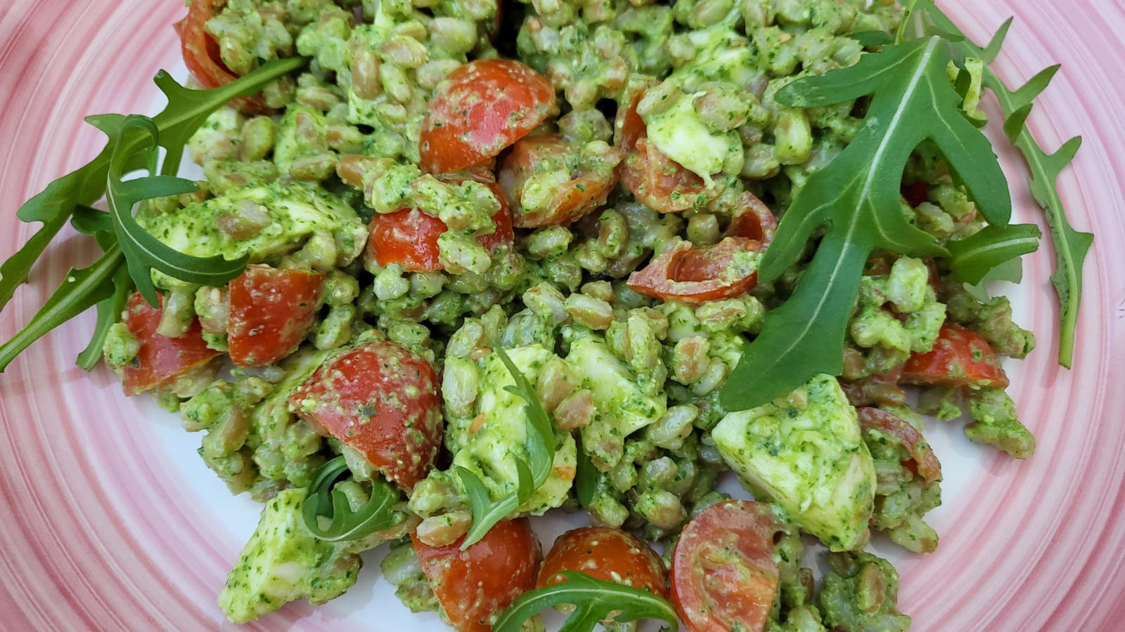 Insalata di farro con pesto di rucola e pomodorini