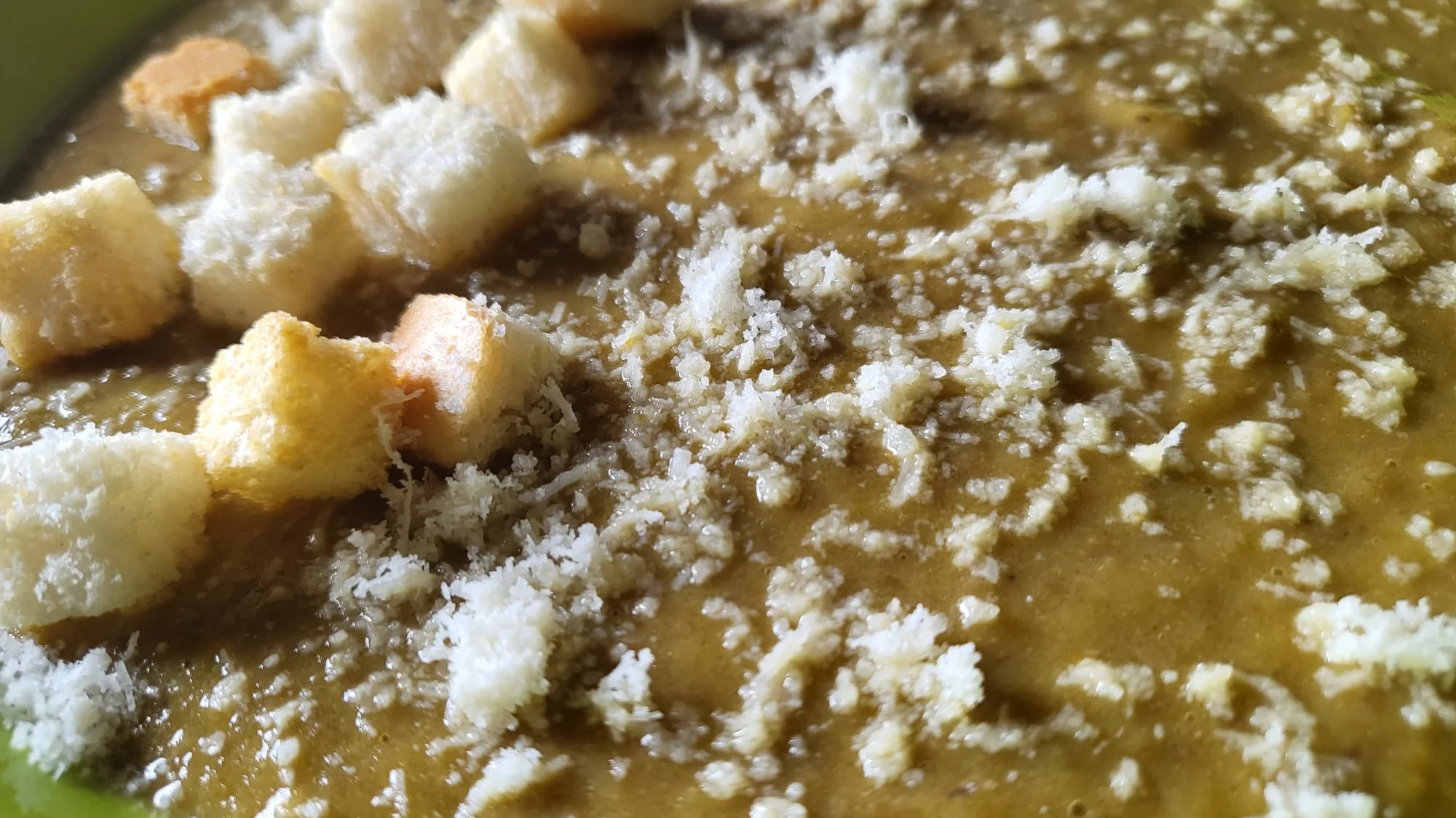 Vellutata di lenticchie e patate con zafferano